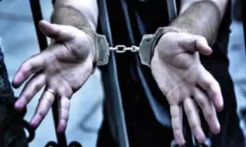 Kerala: शिक्षक से नकदी और सोना ठगने के आरोप में पूर्व छात्र गिरफ्तार Kerala: शिक्षक से नकदी और सोना ठगने के आरोप में पूर्व छात्र गिरफ्तार