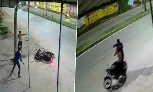 तालीमुद्दीन इंटर कॉलेज के पास दोस्त ने युवक पर किया चाकू से हमला तालीमुद्दीन इंटर कॉलेज के पास दोस्त ने युवक पर किया चाकू से हमला