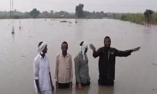 बाढ़ के बीच उद्योगपतियों के कर्ज माफी से किसानों की मुआवजे की मांग तेज बाढ़ के बीच उद्योगपतियों के कर्ज माफी से किसानों की मुआवजे की मांग तेज