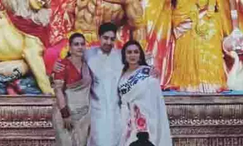 रानी, काजोल और अयान मुखर्जी दुर्गा पूजा उत्सव के लिए एक साथ आए रानी, काजोल और अयान मुखर्जी दुर्गा पूजा उत्सव के लिए एक साथ आए