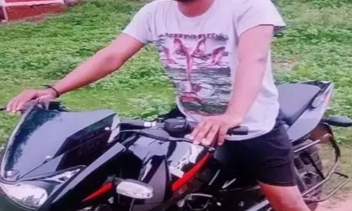 तेज रफ्तार ट्रक ने बाइक सवार युवक को रौंदा, मौके पर मौत, ड्राइवर फरार तेज रफ्तार ट्रक ने बाइक सवार युवक को रौंदा, मौके पर मौत, ड्राइवर फरार