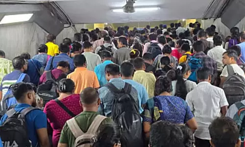 metro में 9 लाख से ज्यादा यात्री, खड़े होने की जगह नहीं