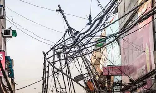 शहर में बिजली का करंट लगने से एक और मौत, पड़ोसियों ने ठहरे हुए पानी को ठहराया जिम्मेदार शहर में बिजली का करंट लगने से एक और मौत, पड़ोसियों ने ठहरे हुए पानी को ठहराया जिम्मेदार