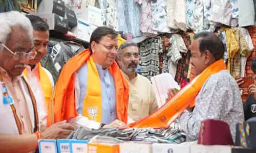 हरिद्वार में सीएम धामी ने धार्मिक अनुष्ठान में लिया हिस्सा, स्थानीय व्यापारियों से की मुलाकात
