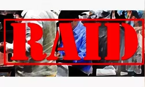 RAID: इंदाना गांव में पुलिस पर पथराव, 14 हिरासत में RAID: इंदाना गांव में पुलिस पर पथराव, 14 हिरासत में