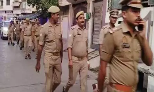 त्योहारों को लेकर पुलिस ने निकाली फ्लैग मार्च, सीओ ने दी चेतावनी त्योहारों को लेकर पुलिस ने निकाली फ्लैग मार्च, सीओ ने दी चेतावनी