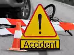 Up Accident: कार ने मारी UPEIDA के कर्मियों को टक्कर, 4 की मौत Up Accident: कार ने मारी UPEIDA के कर्मियों को टक्कर, 4 की मौत