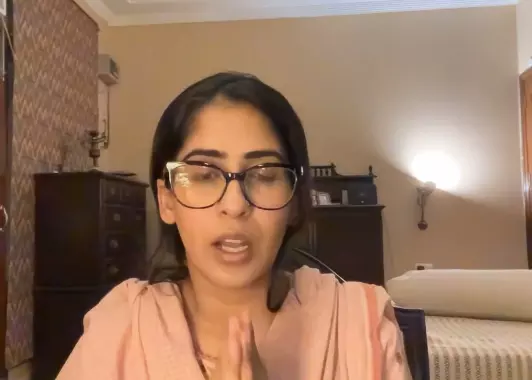 विधायक पिता के खिलाफ बेटी ने जारी किया वीडियो, जबरन फंसाने का लगा रही आरोप विधायक पिता के खिलाफ बेटी ने जारी किया वीडियो, जबरन फंसाने का लगा रही आरोप