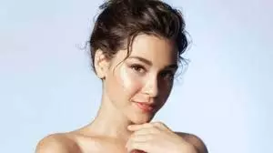 Glowing Skin Overnight: इन आसान ब्यूटी हैक्स से रातोंरात हीरोइन जैसी चमक पाएं Glowing Skin Overnight: इन आसान ब्यूटी हैक्स से रातोंरात हीरोइन जैसी चमक पाएं