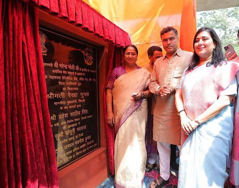 CM रेखा ने राजपूताना राइफल्स में फुटओवर ब्रिज का शिलान्यास किया CM रेखा ने राजपूताना राइफल्स में फुटओवर ब्रिज का शिलान्यास किया