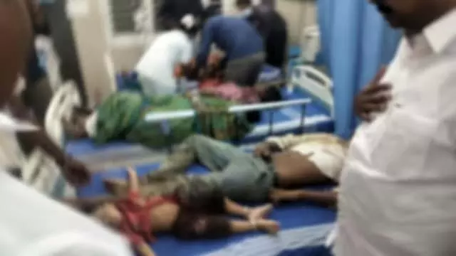 करूर भगदड़ में मारे गए 39 लोगों में से 22 के शव सौंपे गए करूर भगदड़ में मारे गए 39 लोगों में से 22 के शव सौंपे गए