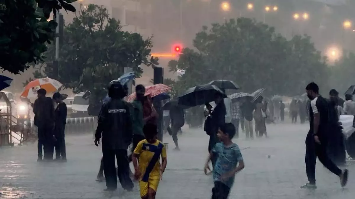 Mumbai : कल रात आंधी और बिजली गिरने के बाद शहर में भारी बारिश Mumbai : कल रात आंधी और बिजली गिरने के बाद शहर में भारी बारिश