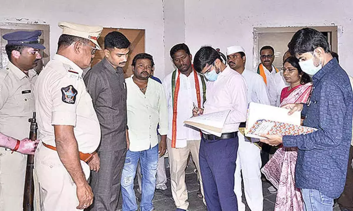 कलेक्टर ने अनंतपुर में ईवीएम गोदाम का निरीक्षण किया कलेक्टर ने अनंतपुर में ईवीएम गोदाम का निरीक्षण किया