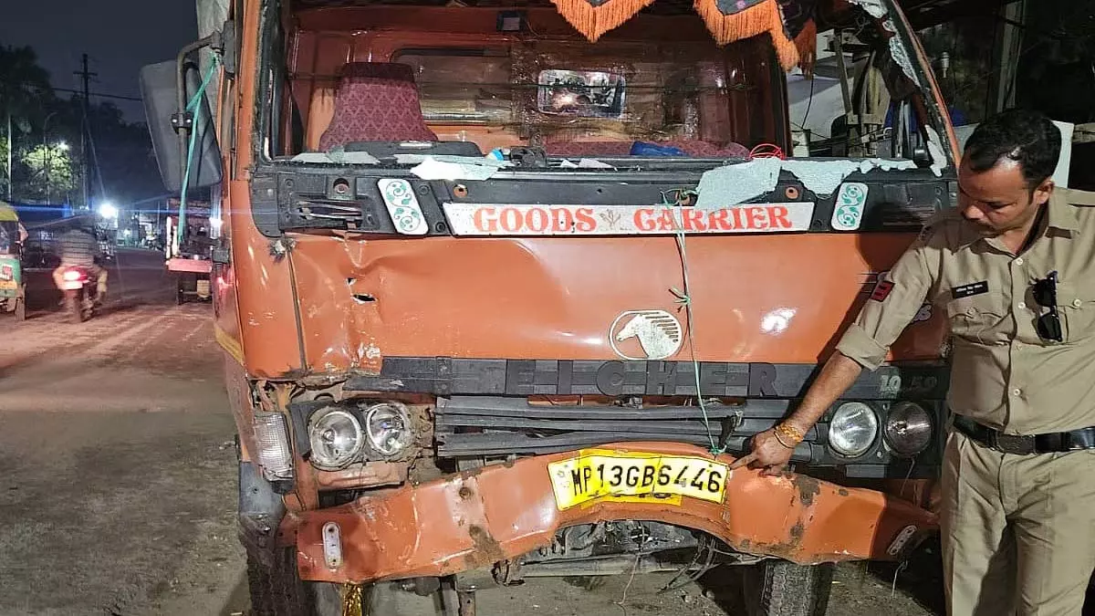 Indore : ब्रेक फेल होने से मिनी ट्रक ने कई वाहनों को टक्कर मारी, दो घायल Indore : ब्रेक फेल होने से मिनी ट्रक ने कई वाहनों को टक्कर मारी, दो घायल