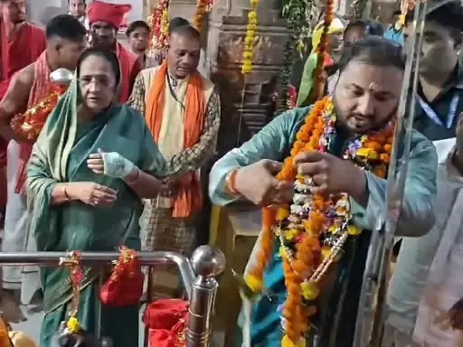 मां दंतेश्वरी को बस्तर दशहरा का निमंत्रण पत्र चढ़ाया गया मां दंतेश्वरी को बस्तर दशहरा का निमंत्रण पत्र चढ़ाया गया