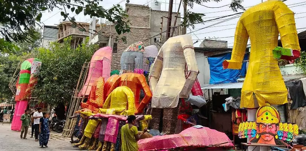Indore में दशहरे से पहले रावण बाजार में तेजी Indore में दशहरे से पहले रावण बाजार में तेजी