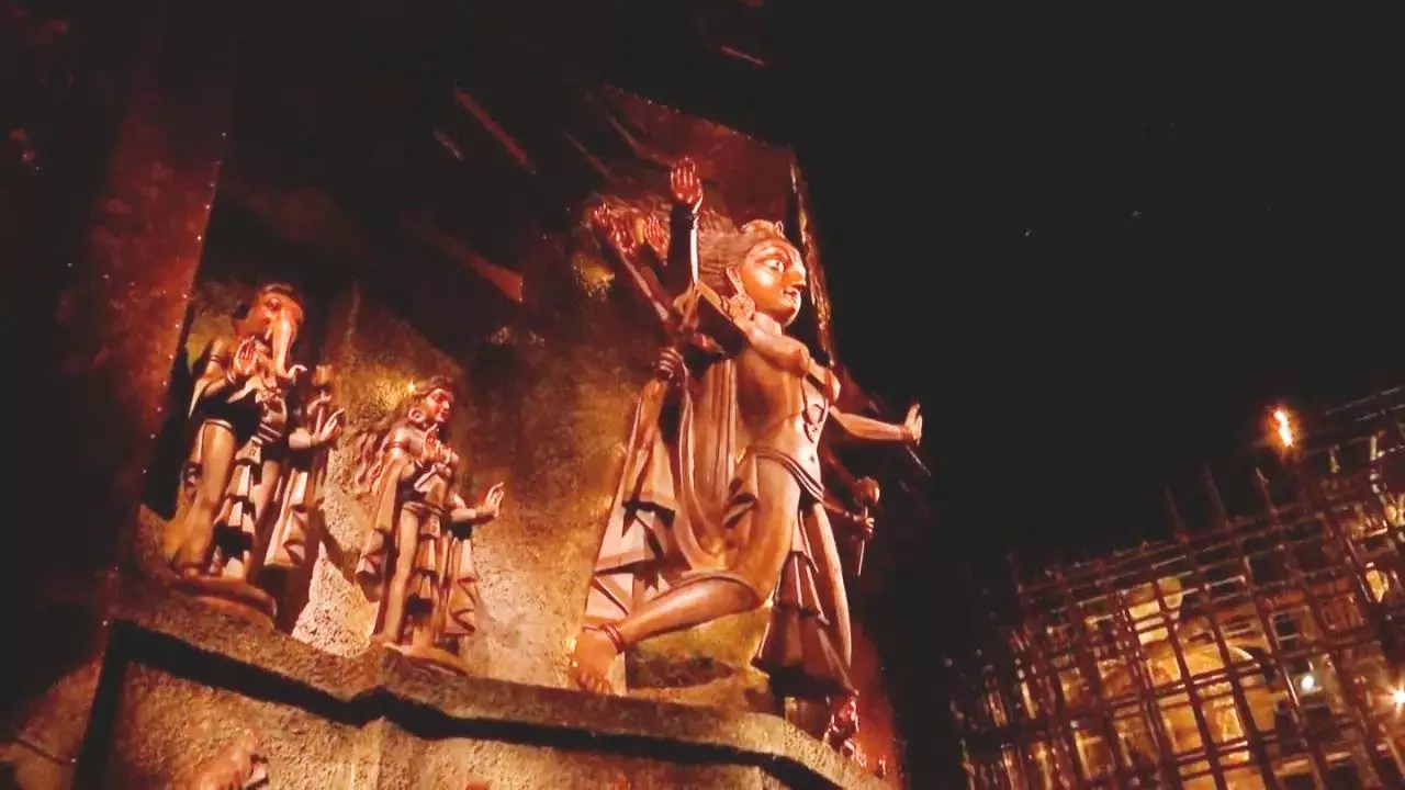 Kolkata: दुर्गा पूजा पंडाल में ब्रह्मांड के अनोखे दृश्य आपको कर देंगे दंग Kolkata: दुर्गा पूजा पंडाल में ब्रह्मांड के अनोखे दृश्य आपको कर देंगे दंग