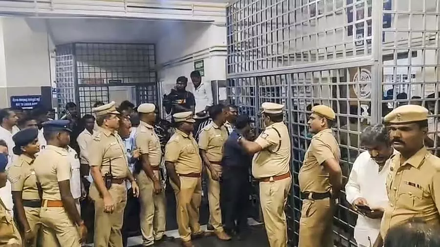तमिलनाडु भगदड़: अमित शाह ने राज्यपाल और मुख्यमंत्री स्टालिन से बात की तमिलनाडु भगदड़: अमित शाह ने राज्यपाल और मुख्यमंत्री स्टालिन से बात की