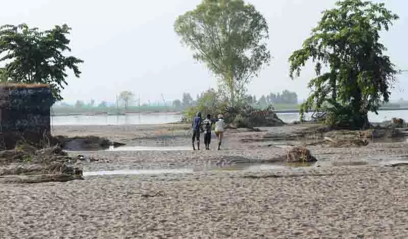 ब्यास नदी का रास्ता बदलने से Punjab का पूरा गांव उजड़ गया ब्यास नदी का रास्ता बदलने से Punjab का पूरा गांव उजड़ गया