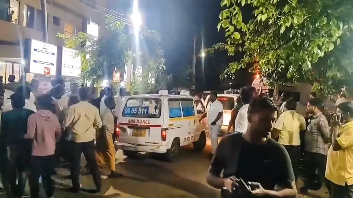 विजय रैली में अफरातफरी: भीड़ ने लंबे इंतज़ार पर जताई नाराज़गी विजय रैली में अफरातफरी: भीड़ ने लंबे इंतज़ार पर जताई नाराज़गी