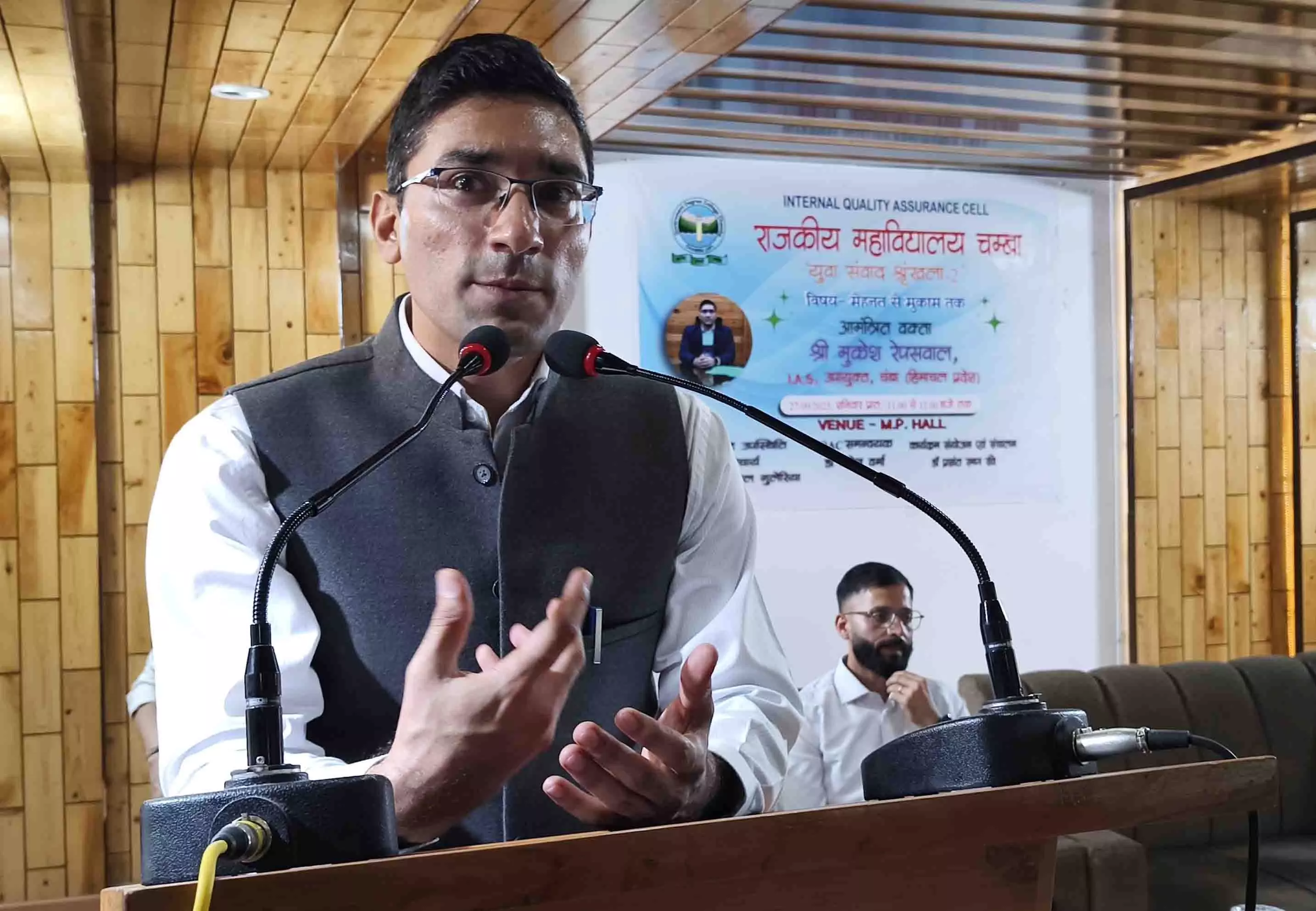 DC ने छात्रों से उत्कृष्टता का लक्ष्य रखने का आह्वान किया DC ने छात्रों से उत्कृष्टता का लक्ष्य रखने का आह्वान किया