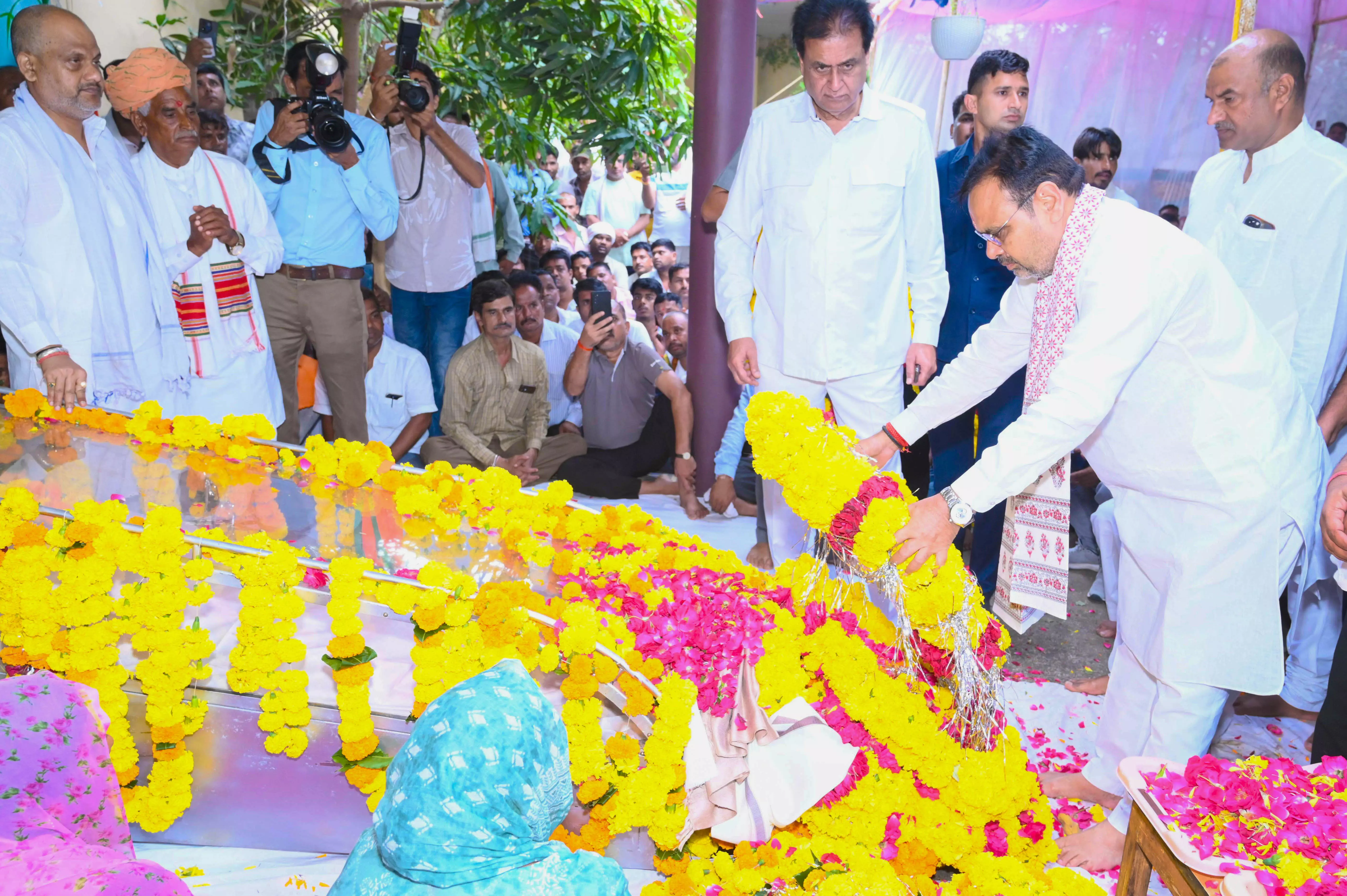 Jaipur: मुख्यमंत्री शर्मा ने पूर्व मंत्री स्व. नन्दलाल मीणा को श्रद्धासुमन अर्पित किए Jaipur: मुख्यमंत्री शर्मा ने पूर्व मंत्री स्व. नन्दलाल मीणा को श्रद्धासुमन अर्पित किए