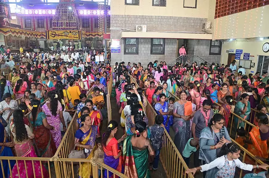 अम्मां की साड़ी प्रसाद: धन्य भक्तगण अम्मां की साड़ी प्रसाद: धन्य भक्तगण