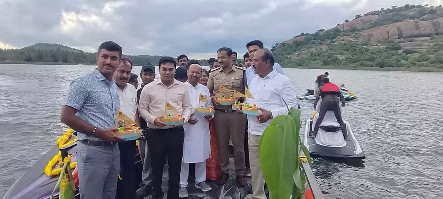 रंगारायराडोड्डी झील में जल क्रीड़ा महोत्सव: MLA द्वारा उद्घाटन रंगारायराडोड्डी झील में जल क्रीड़ा महोत्सव: MLA द्वारा उद्घाटन