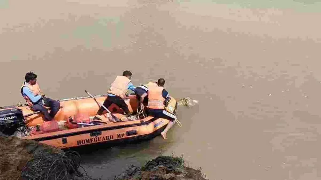 पिता ने प्रेम प्रसंग को लेकर कर दी बेटी की हत्या, इलाके में फैली सनसनी पिता ने प्रेम प्रसंग को लेकर कर दी बेटी की हत्या, इलाके में फैली सनसनी