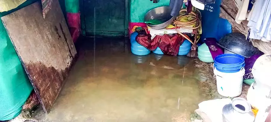 Savadatti : लगातार बारिश के कारण मकान ढह गए Savadatti : लगातार बारिश के कारण मकान ढह गए