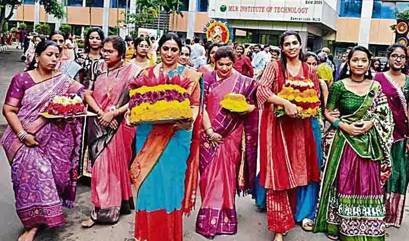 MLRIT ने भव्य बथुकम्मा समारोह का आयोजन किया, सांस्कृतिक महत्व पर प्रकाश डाला MLRIT ने भव्य बथुकम्मा समारोह का आयोजन किया, सांस्कृतिक महत्व पर प्रकाश डाला