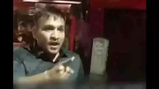 कानून की रक्षक से बदसलूकी, Bengaluru में भाषा को लेकर बढ़ा विवाद कानून की रक्षक से बदसलूकी, Bengaluru में भाषा को लेकर बढ़ा विवाद