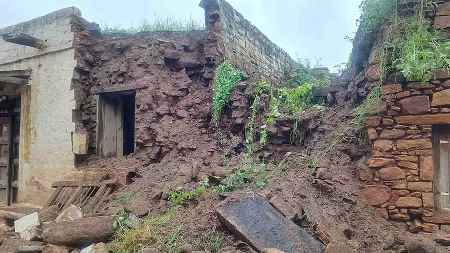 लगातार बारिश: 30 घर ढह गए लगातार बारिश: 30 घर ढह गए