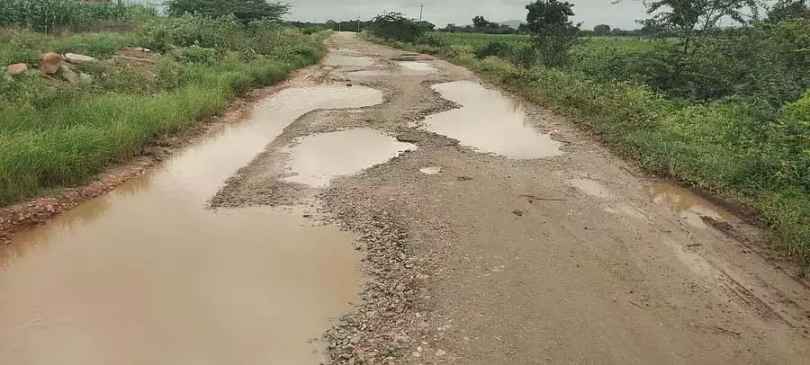 सड़क पर गड्ढे: वाहनों का आवागमन मुश्किल सड़क पर गड्ढे: वाहनों का आवागमन मुश्किल