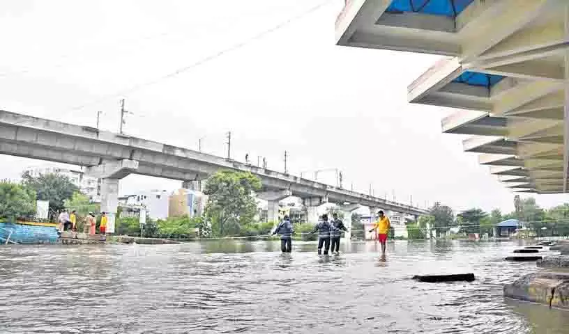 MGBS में बाढ़ से बस सेवाएं बाधित, TGSRTC ने वैकल्पिक बोर्डिंग पॉइंट की घोषणा की MGBS में बाढ़ से बस सेवाएं बाधित, TGSRTC ने वैकल्पिक बोर्डिंग पॉइंट की घोषणा की