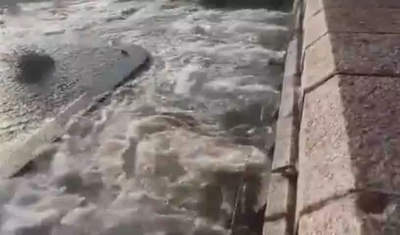 60 साल बाद Osman Sagar के सभी 15 द्वार खोले गए, बाढ़ आई 60 साल बाद Osman Sagar के सभी 15 द्वार खोले गए, बाढ़ आई
