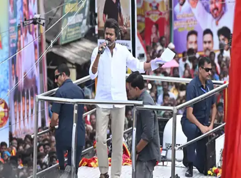 BIG BREAKING: विजय ने किया 39 मृतकों के परिवारों को 20 लाख रुपये की मदद का ऐलान BIG BREAKING: विजय ने किया 39 मृतकों के परिवारों को 20 लाख रुपये की मदद का ऐलान