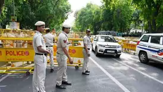 Delhi: एक व्यक्ति ने विवाद के बाद पत्नी और बेटे पर गोलियां चलाईं Delhi: एक व्यक्ति ने विवाद के बाद पत्नी और बेटे पर गोलियां चलाईं