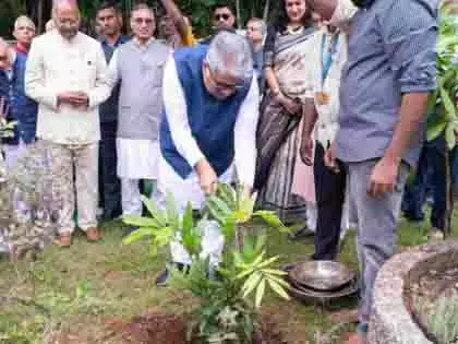 भूपेंद्र यादव ने हार्टफुलनेस मुख्यालय में दस लाखवां पेड़ लगाया भूपेंद्र यादव ने हार्टफुलनेस मुख्यालय में दस लाखवां पेड़ लगाया