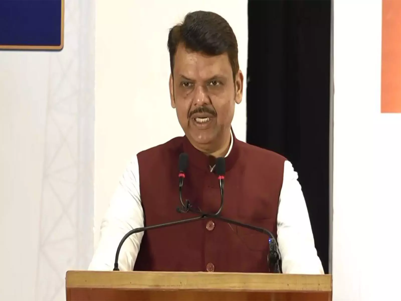 मुख्यमंत्री Fadnavis ने सोलापुर और बीड में बाढ़ की स्थिति की समीक्षा की मुख्यमंत्री Fadnavis ने सोलापुर और बीड में बाढ़ की स्थिति की समीक्षा की