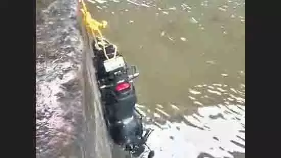 ध्रुवतारा जेट्टी पर बाइक नाले में गिरा, सवार की मौत, पीछे वाला बाल-बाल बचा ध्रुवतारा जेट्टी पर बाइक नाले में गिरा, सवार की मौत, पीछे वाला बाल-बाल बचा