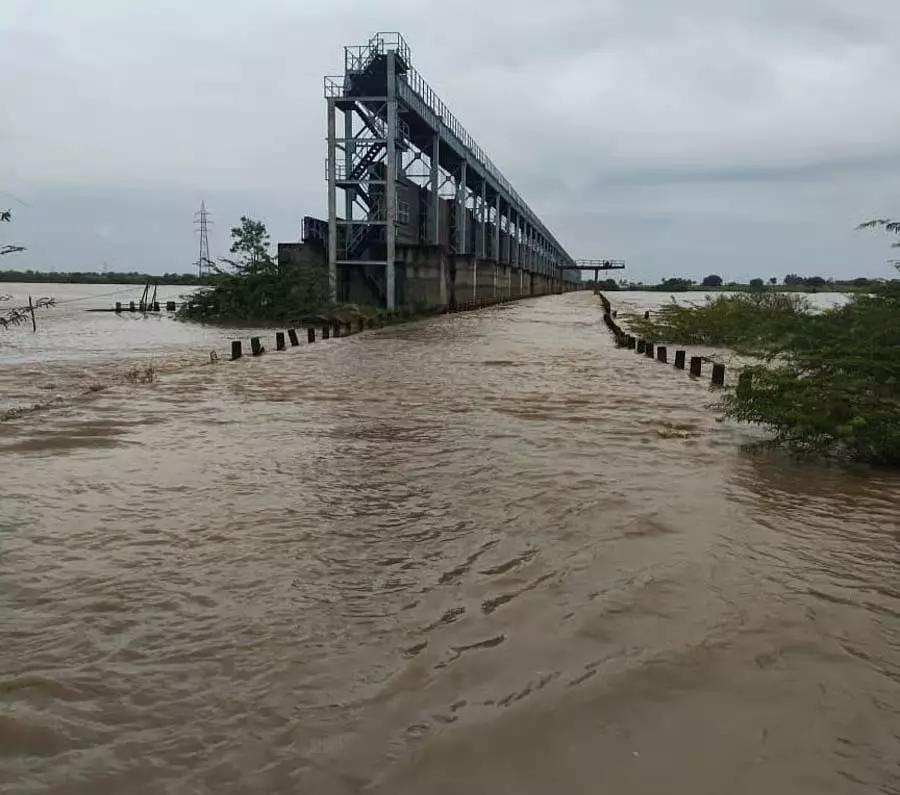 Saidapur : गुडूर ब्रिज कंपनी बैराज भरने से सड़क संपर्क टूटा Saidapur : गुडूर ब्रिज कंपनी बैराज भरने से सड़क संपर्क टूटा