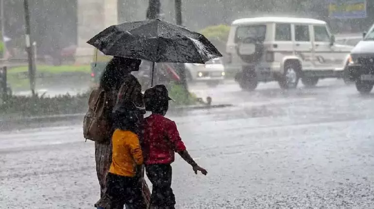 Mumbai में रेड अलर्ट: भारी बारिश के बीच एयरलाइंस ने सावधानी बरतने की सलाह दी Mumbai में रेड अलर्ट: भारी बारिश के बीच एयरलाइंस ने सावधानी बरतने की सलाह दी