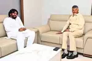 CM चंद्रबाबू नायडू ने हैदराबाद में बीमार पवन कल्याण से मुलाकात की CM चंद्रबाबू नायडू ने हैदराबाद में बीमार पवन कल्याण से मुलाकात की