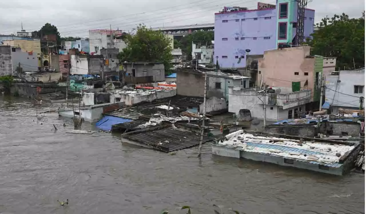 हैदराबाद में मूसी नदी के उफान पर होने से MGBS जलमग्न, सामान बह गया हैदराबाद में मूसी नदी के उफान पर होने से MGBS जलमग्न, सामान बह गया