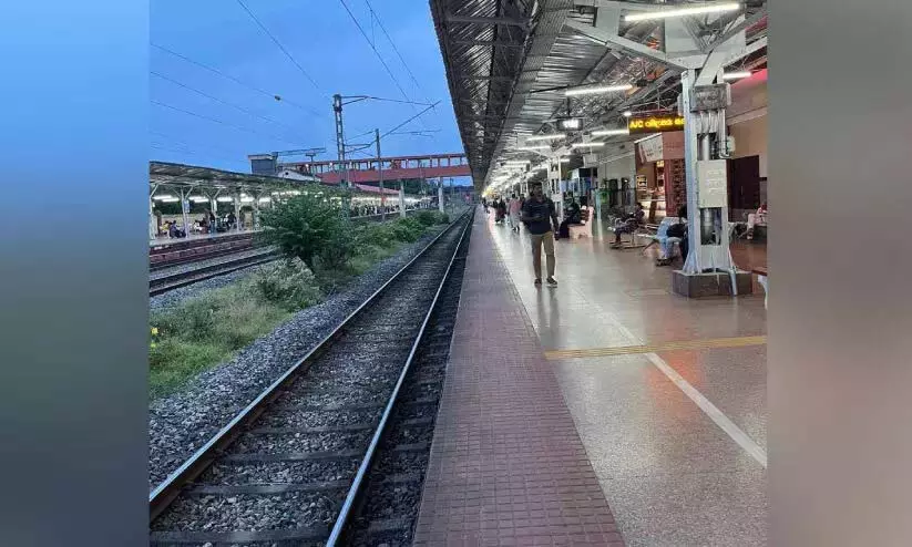 थालास्सेरी रेलवे स्टेशन; कई ट्रेनें बिना रुके चल रही थालास्सेरी रेलवे स्टेशन; कई ट्रेनें बिना रुके चल रही