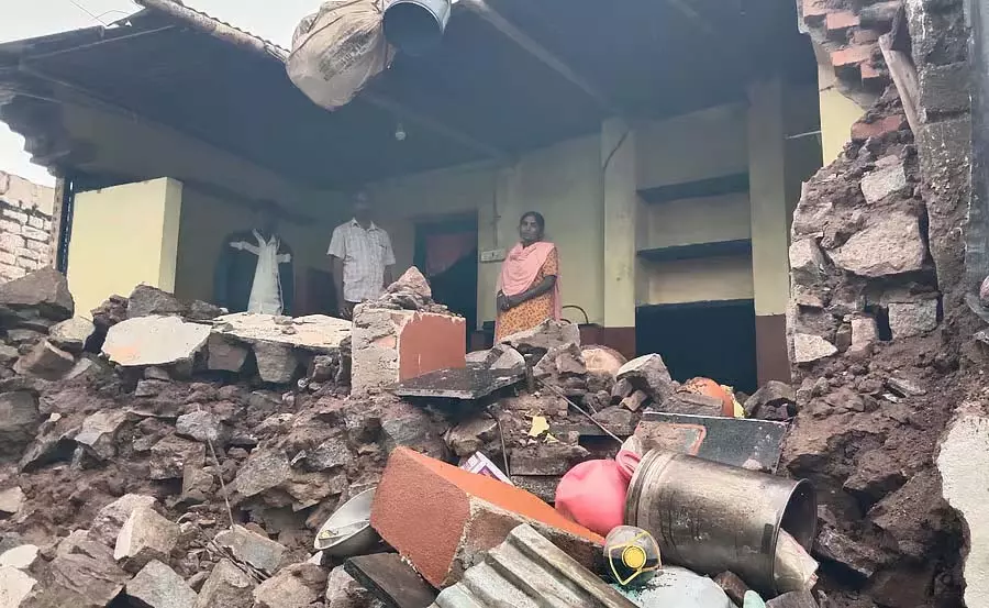बारिश के कारण मकान गिरा: बच्चा घायल बारिश के कारण मकान गिरा: बच्चा घायल