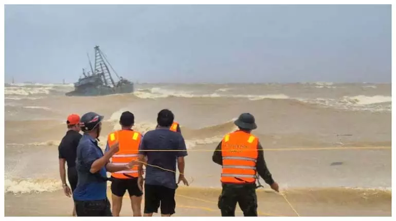 Vietnam ने तूफान बुआलोई के लिए तैयारी शुरू कर दी है, हजारों लोगों को निकाला जा रहा Vietnam ने तूफान बुआलोई के लिए तैयारी शुरू कर दी है, हजारों लोगों को निकाला जा रहा