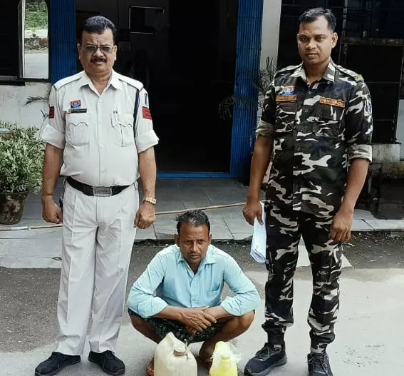 महिला समूह की सूचना पर पुलिस की छापेमारी, अवैध शराब बनाने वाला गिरफ्तार महिला समूह की सूचना पर पुलिस की छापेमारी, अवैध शराब बनाने वाला गिरफ्तार