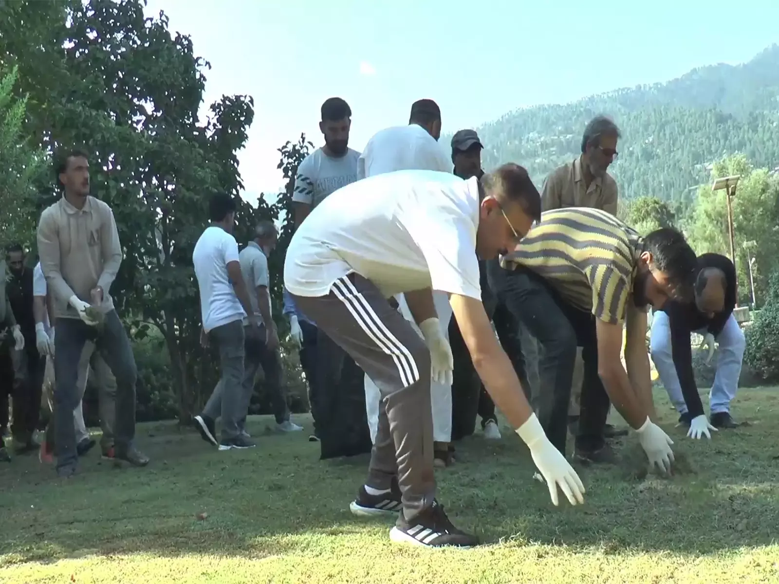 जम्मू-कश्मीर: भद्रवाह विकास प्राधिकरण ने Doda स्थित रिसॉर्ट में स्वच्छता अभियान चलाया जम्मू-कश्मीर: भद्रवाह विकास प्राधिकरण ने Doda स्थित रिसॉर्ट में स्वच्छता अभियान चलाया